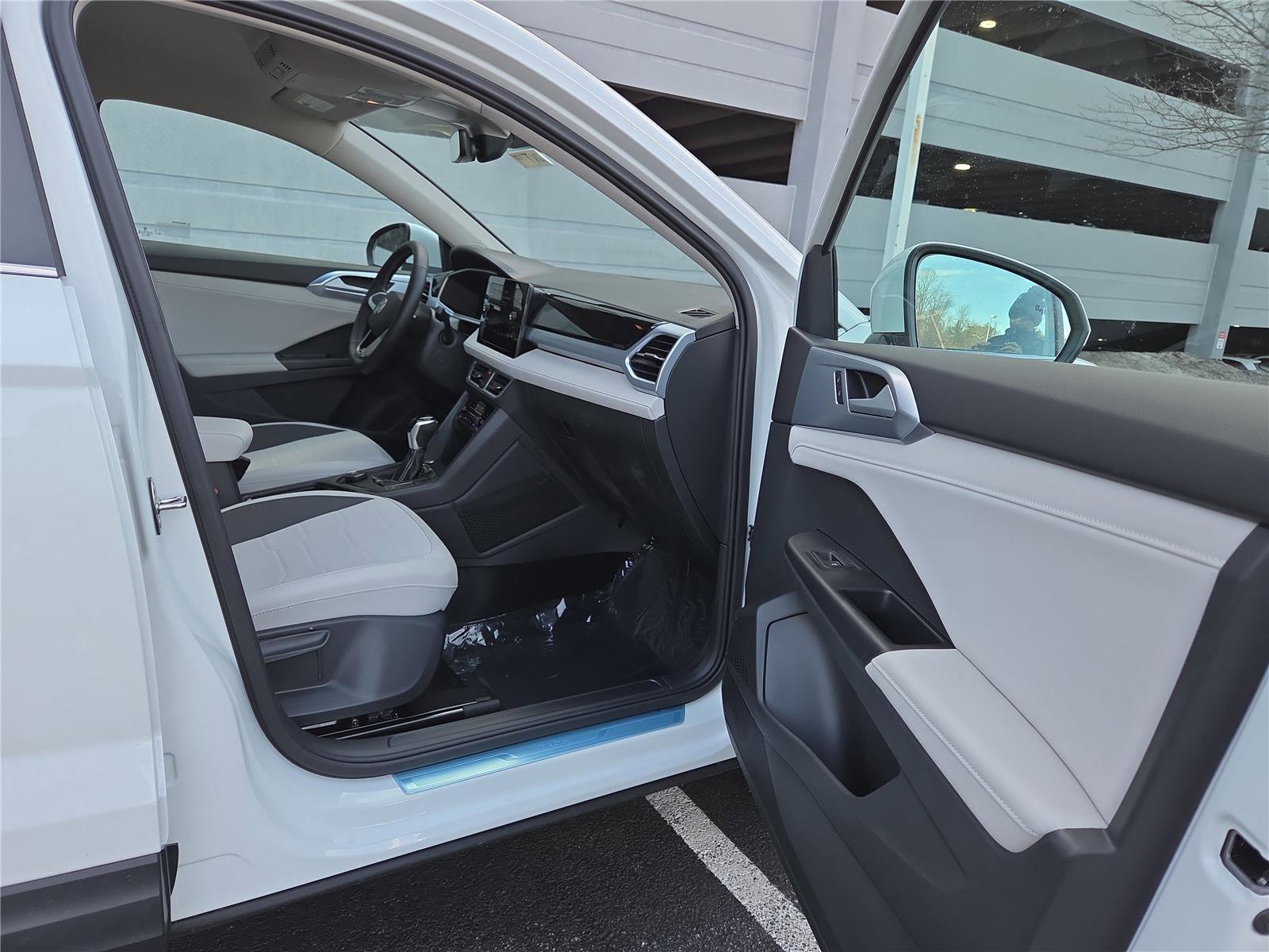 New 2026 Volkswagen Taos SE image 25