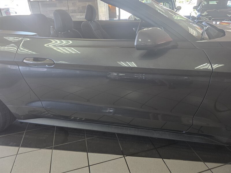 Used 2019 Ford Mustang Convertible RWD image 18