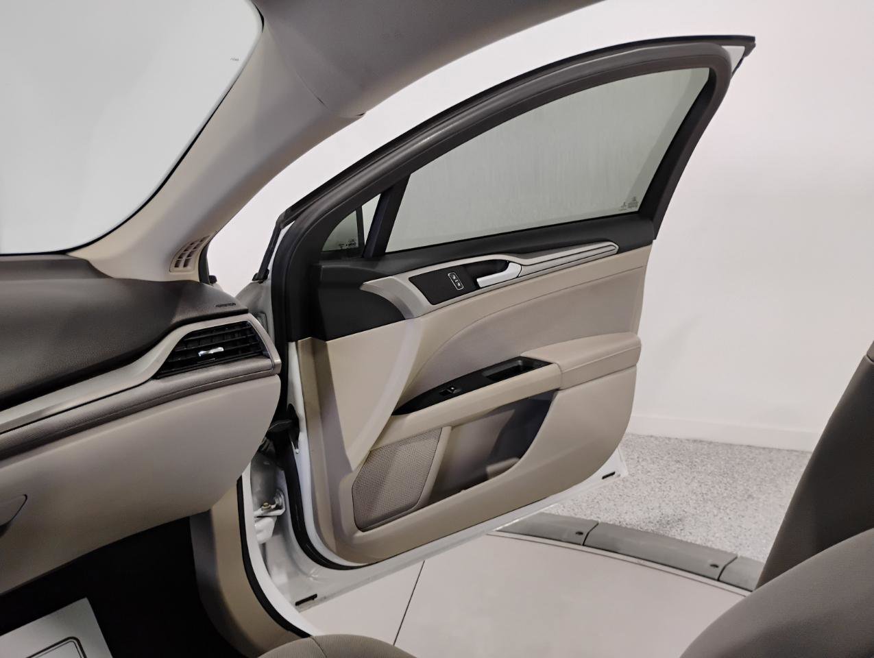 Used 2019 Ford Fusion SE image 33