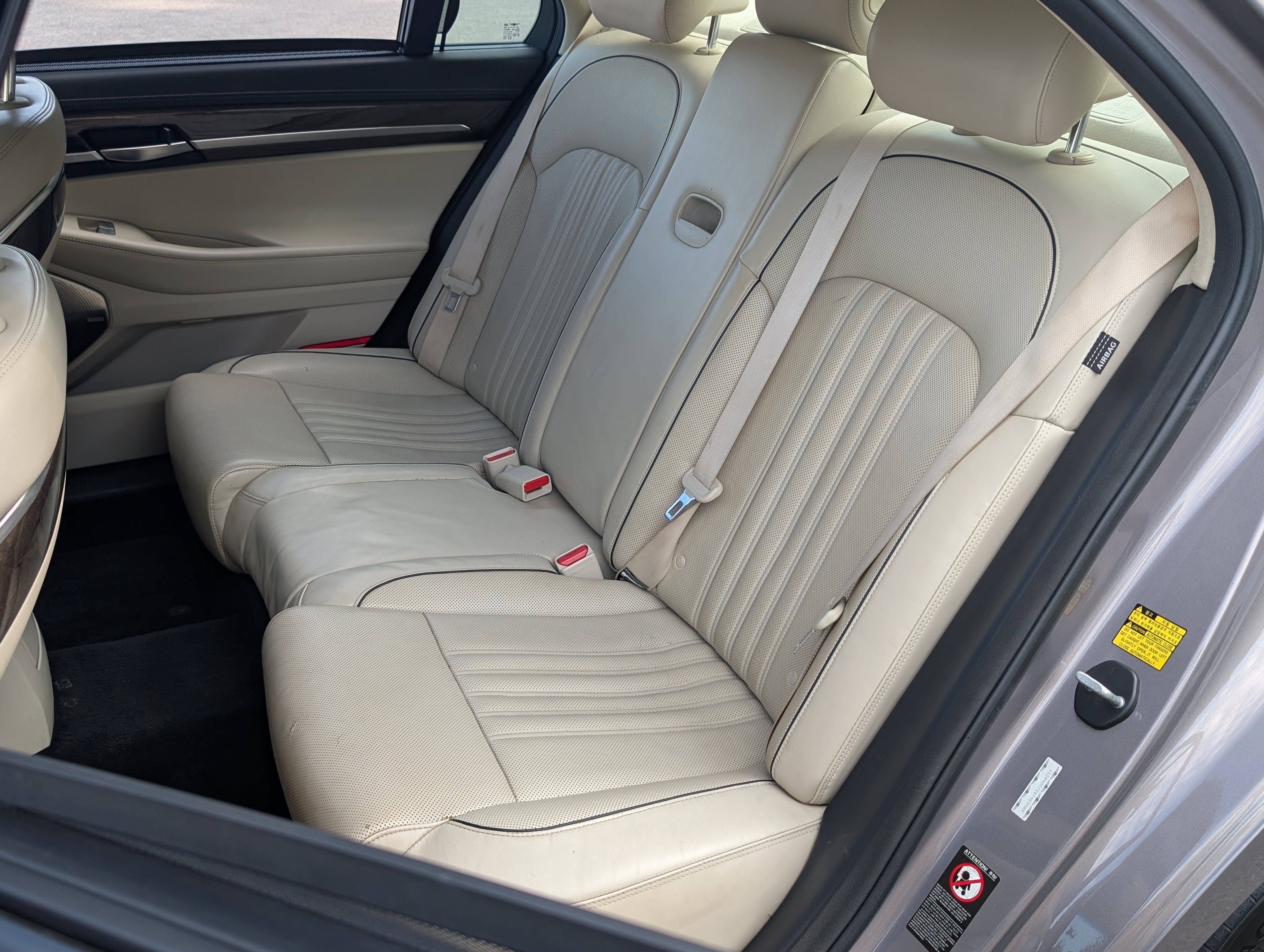 Used 2018 Genesis G90 3.3T Premium RWD image 16