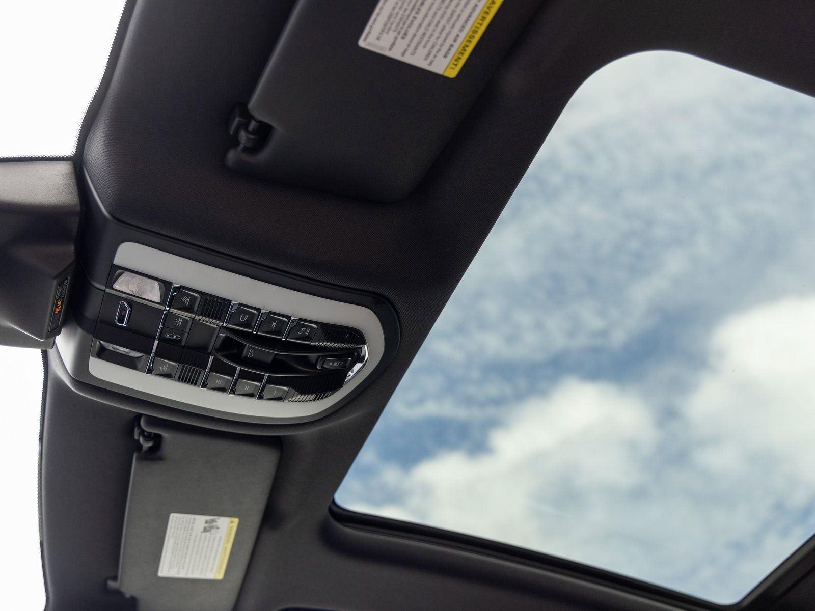 Certified 2025 Porsche Macan image 28