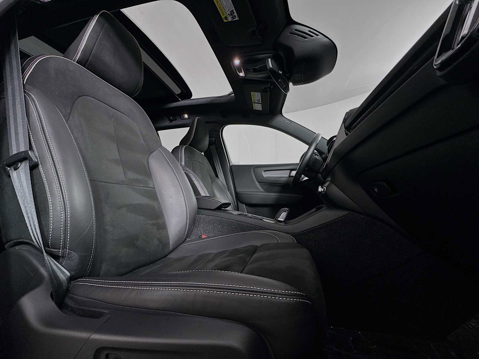 Used 2021 Volvo XC40 T5 R-Design image 27