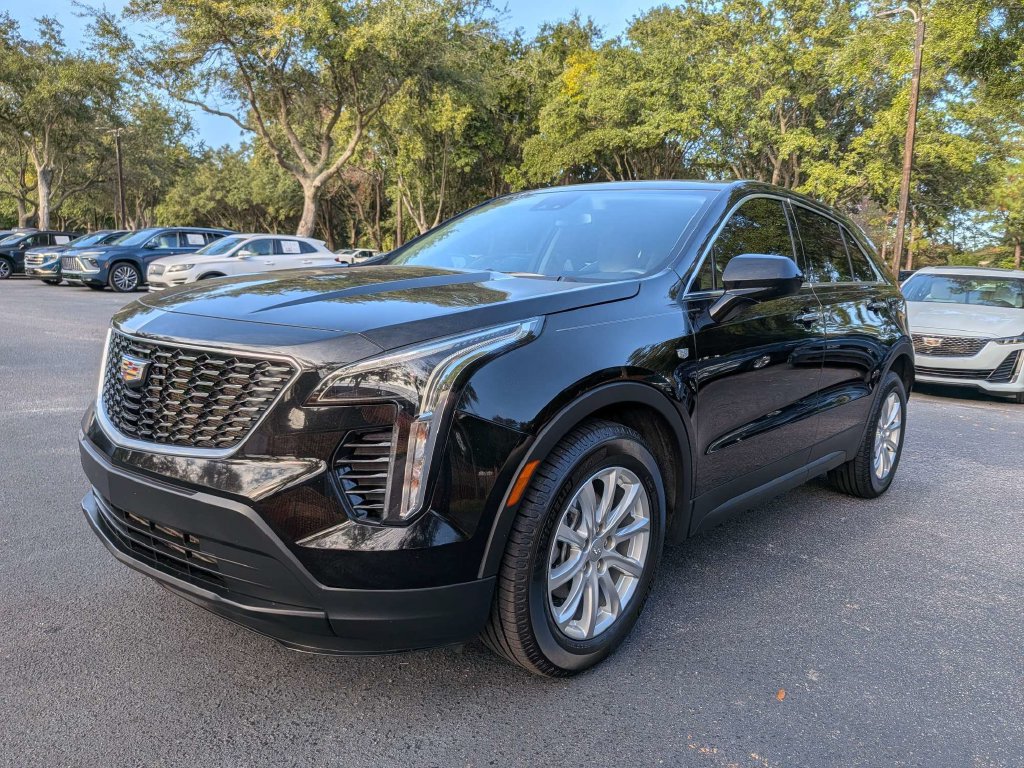 Used 2023 Cadillac XT4 Luxury w/ Cold Weather Package FWD image 2