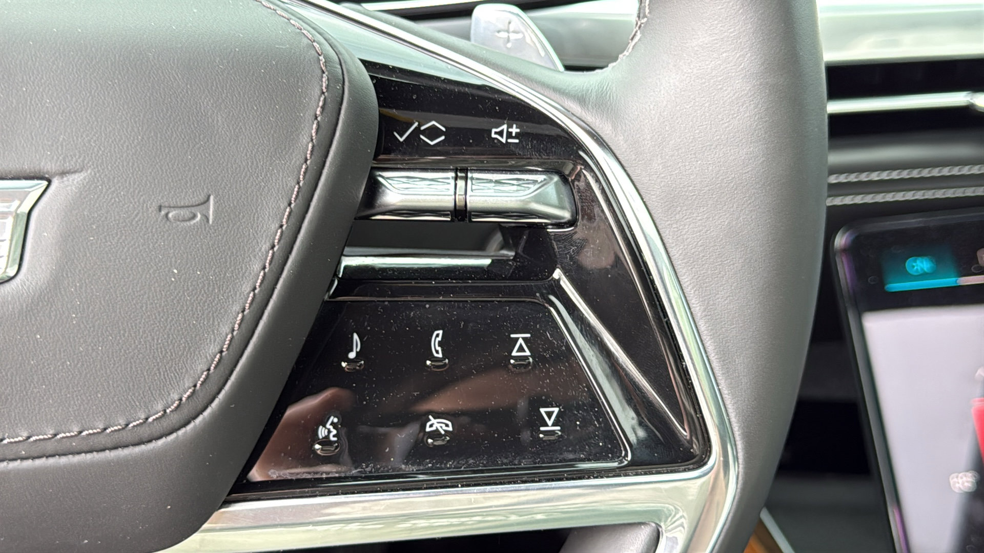 Certified 2025 Cadillac Escalade Premium Luxury Platinum AWD/4WD image 17