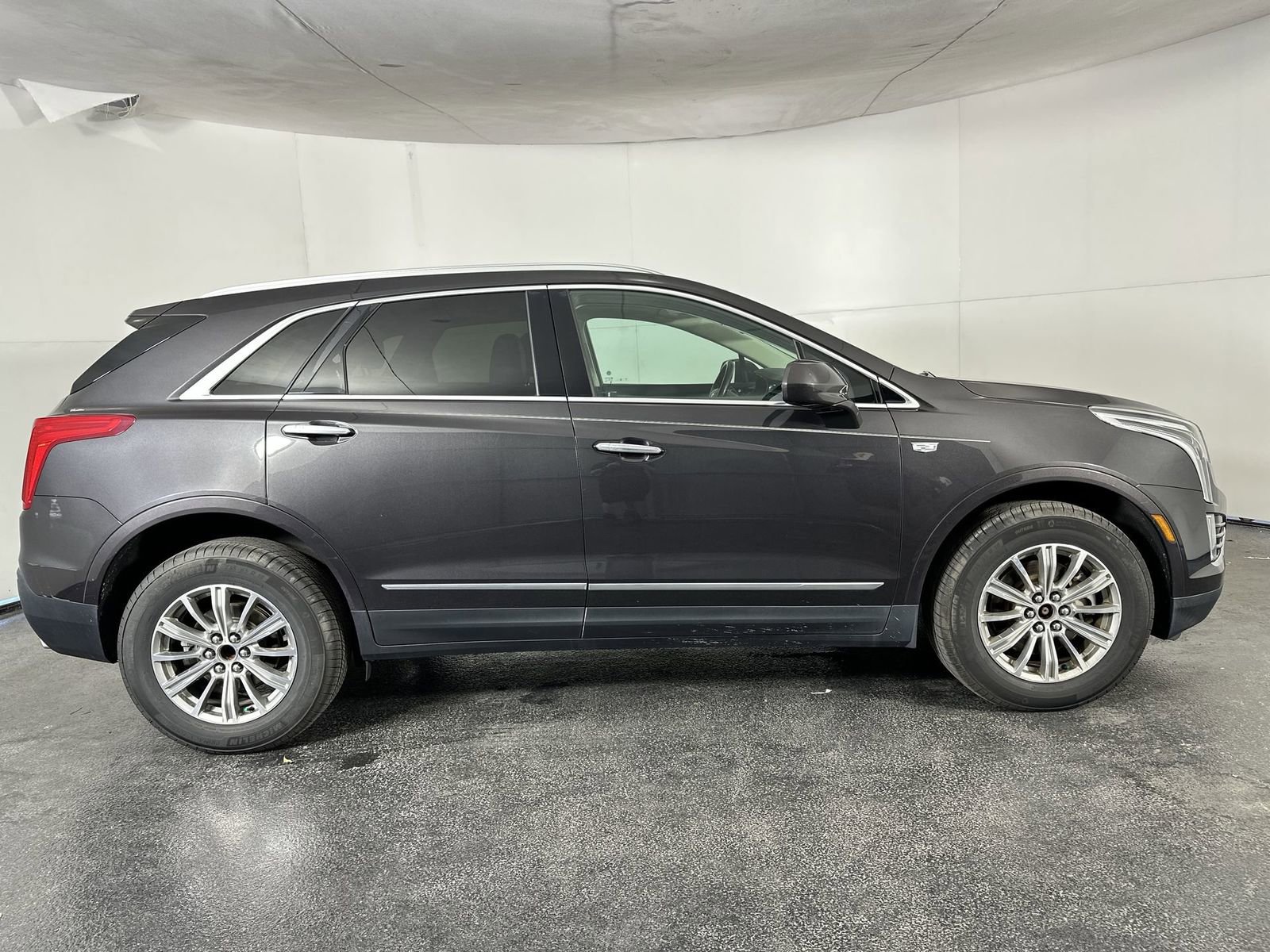 Used 2017 Cadillac XT5 Luxury w/ Driver Awareness Package image 9
