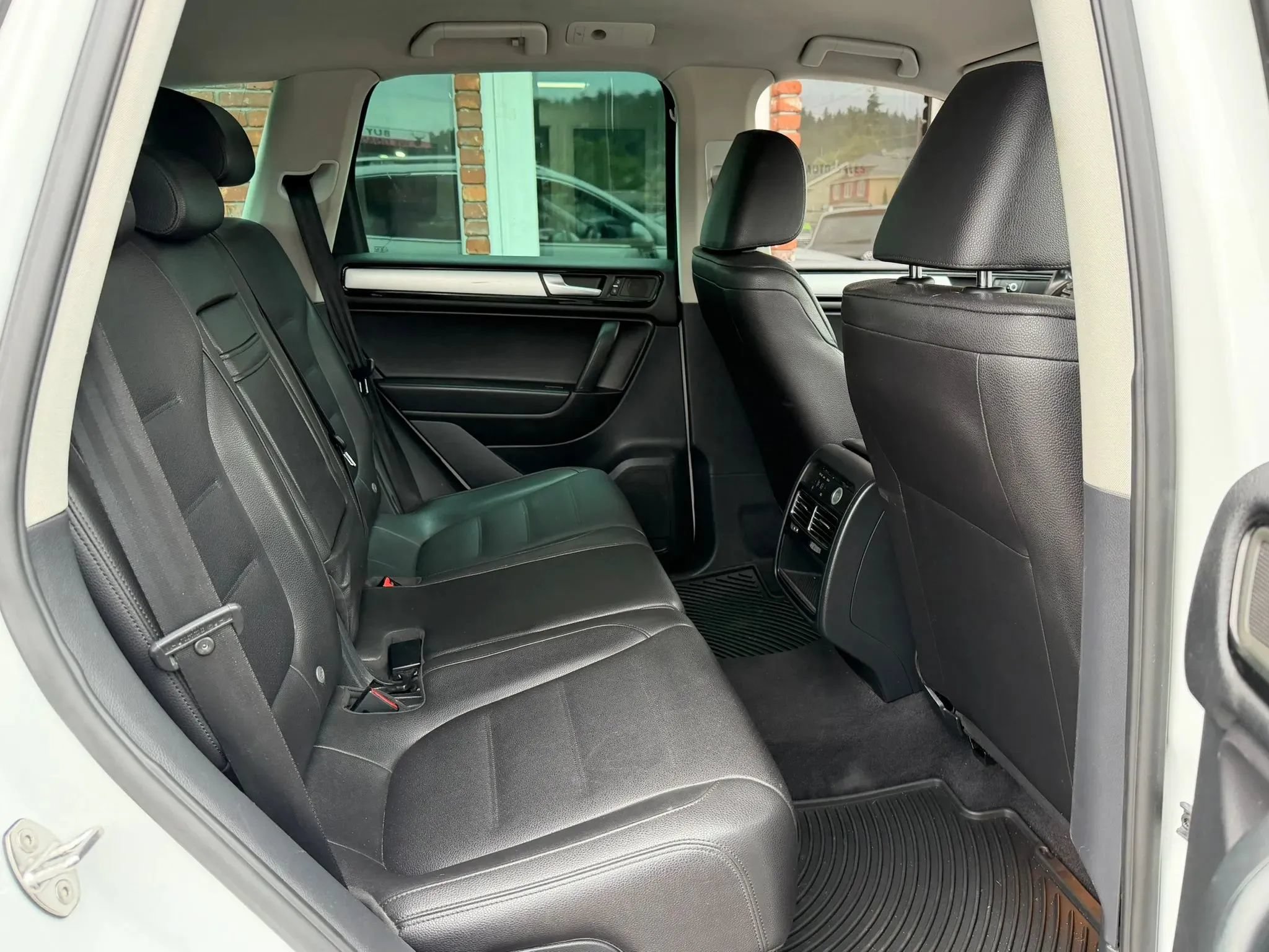 Used 2013 Volkswagen Touareg Sport AWD/4WD image 23