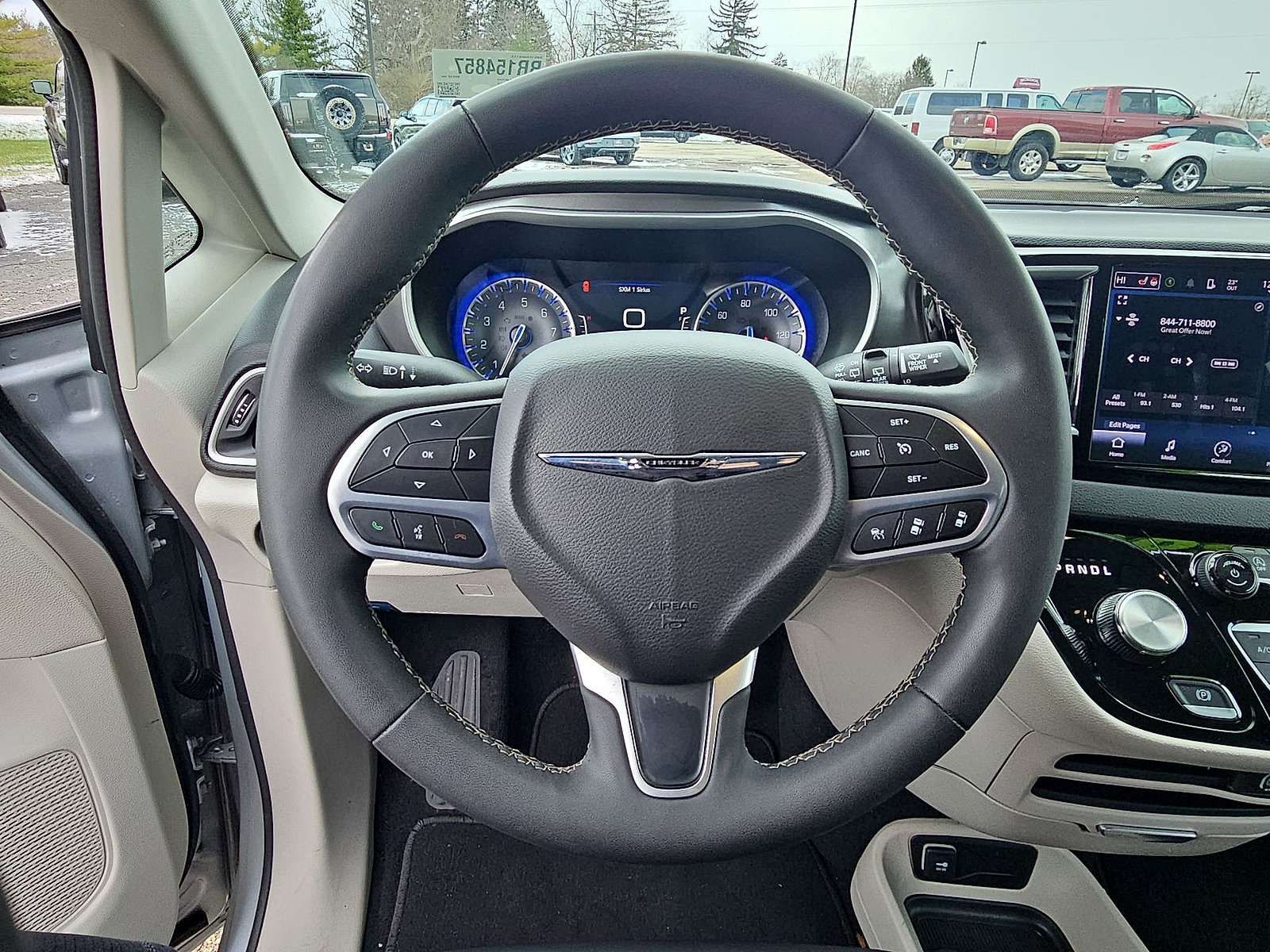 Used 2024 Chrysler Pacifica Touring-L FWD image 16