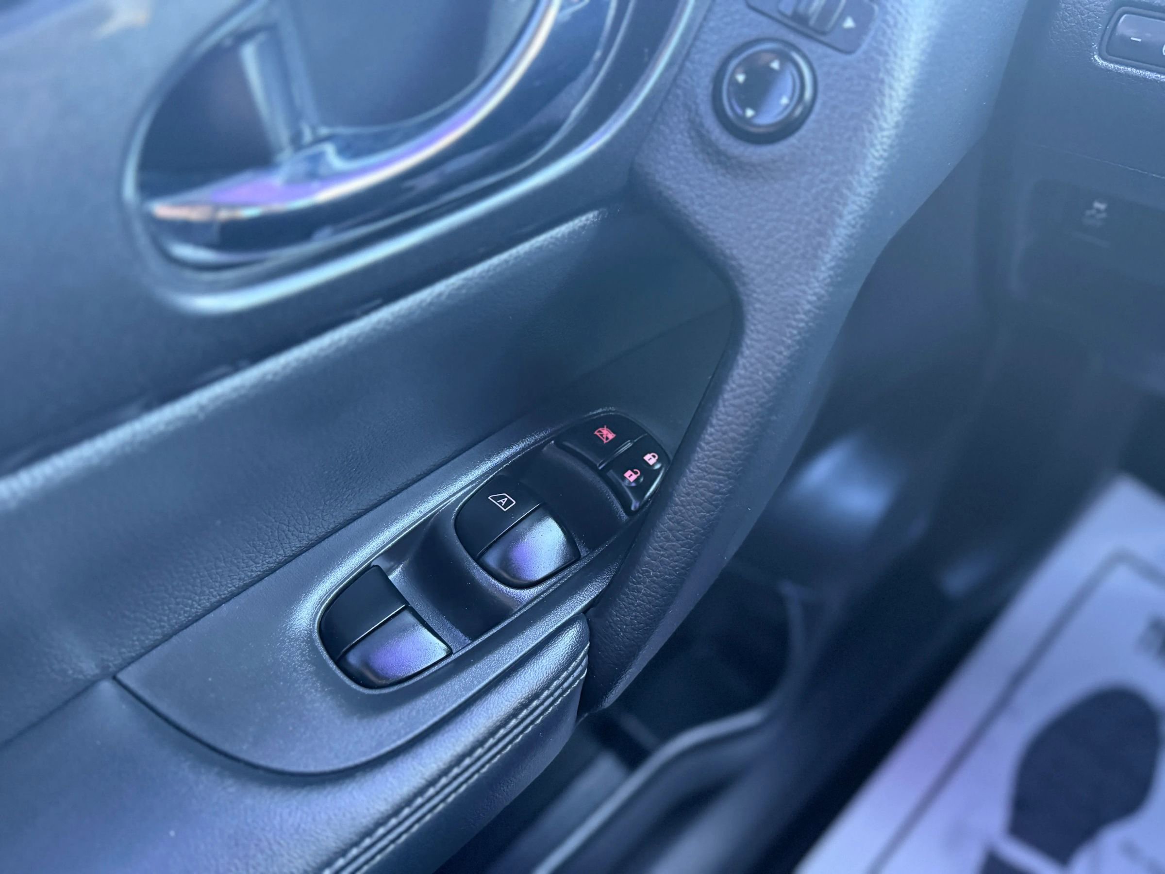 Used 2018 Nissan Rogue SV FWD image 19