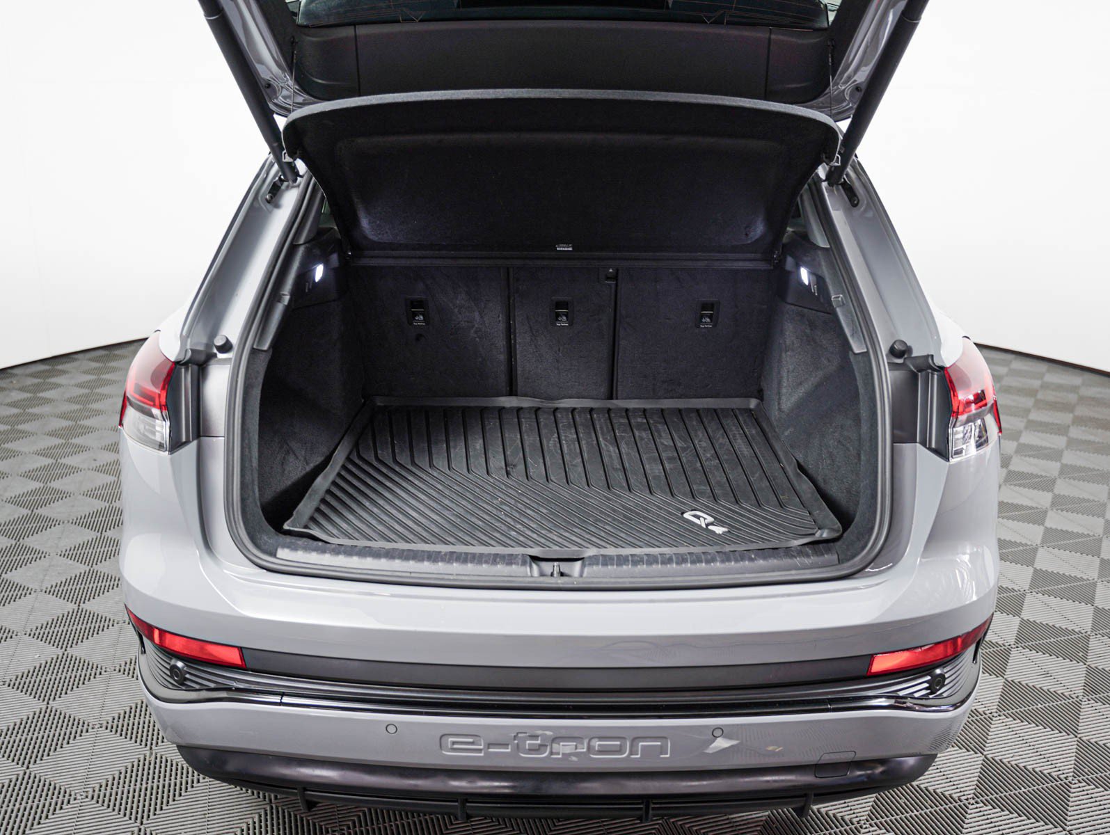 Used 2023 Audi Q4 e-tron Premium Plus w/ Premium Plus AWD/4WD image 8