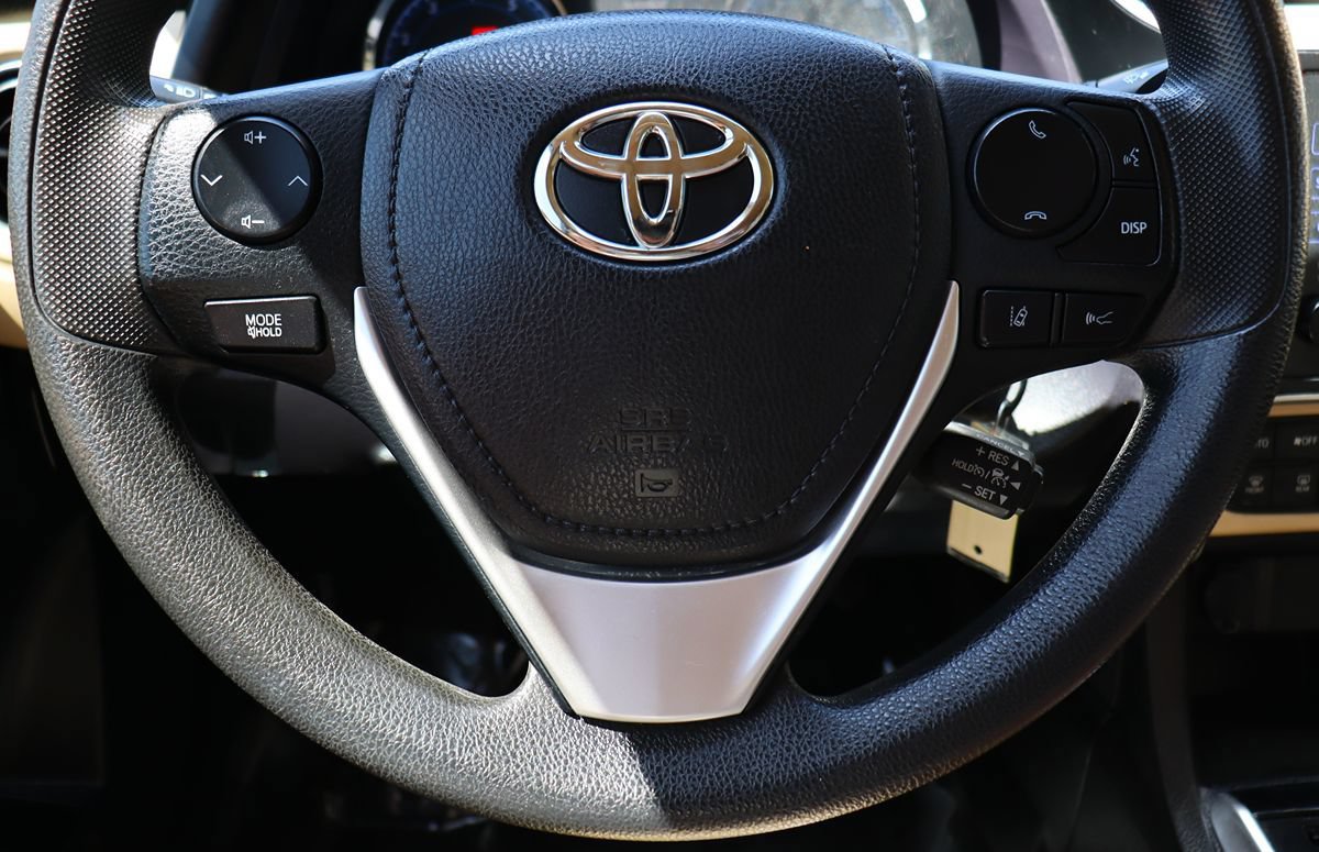 Used 2018 Toyota Corolla LE w/ Carpet Mat Package (TMS) FWD image 52