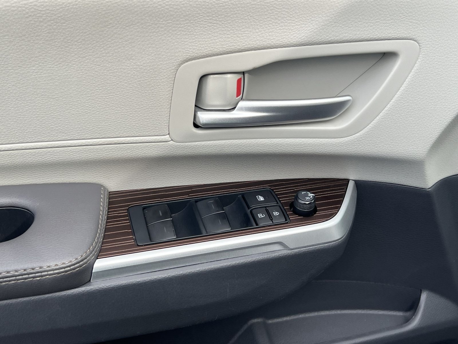 Used 2023 Toyota Sienna XLE FWD image 14