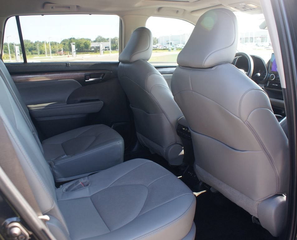 Used 2024 Toyota Highlander Limited FWD image 23