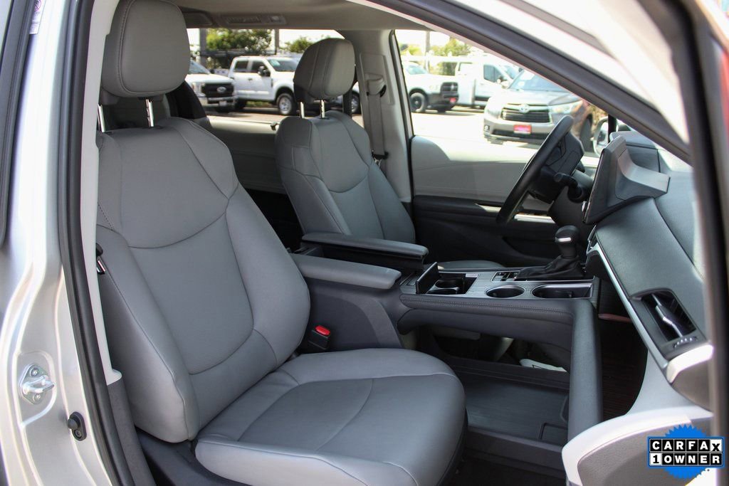 Used 2023 Toyota Sienna XLE AWD/4WD image 32