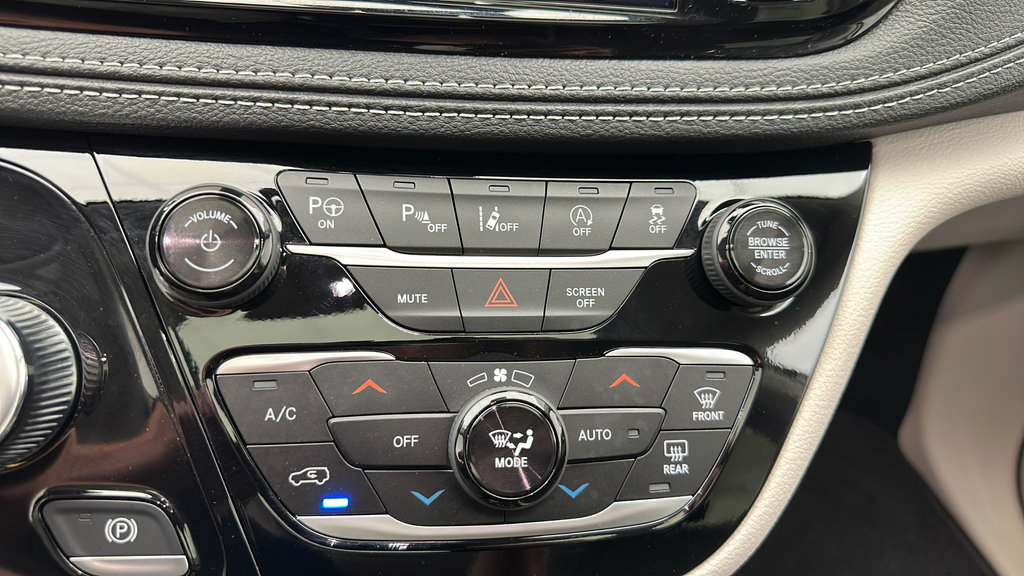 Used 2024 Chrysler Pacifica Limited w/ Trailer Tow Group AWD/4WD image 19