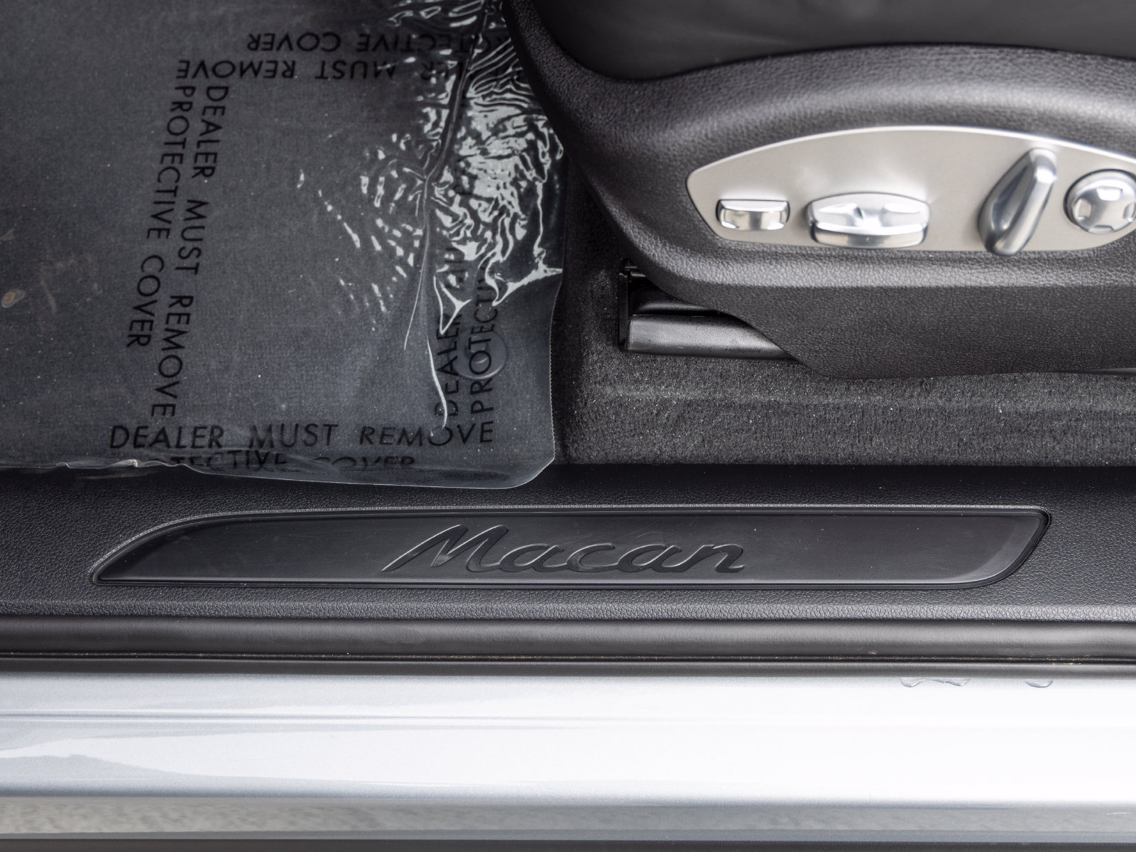 Used 2026 Porsche Macan AWD/4WD image 32