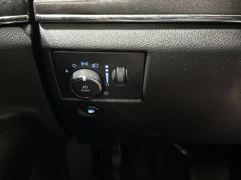 Used 2017 Jeep Grand Cherokee Limited w/ Luxury Group II image 19