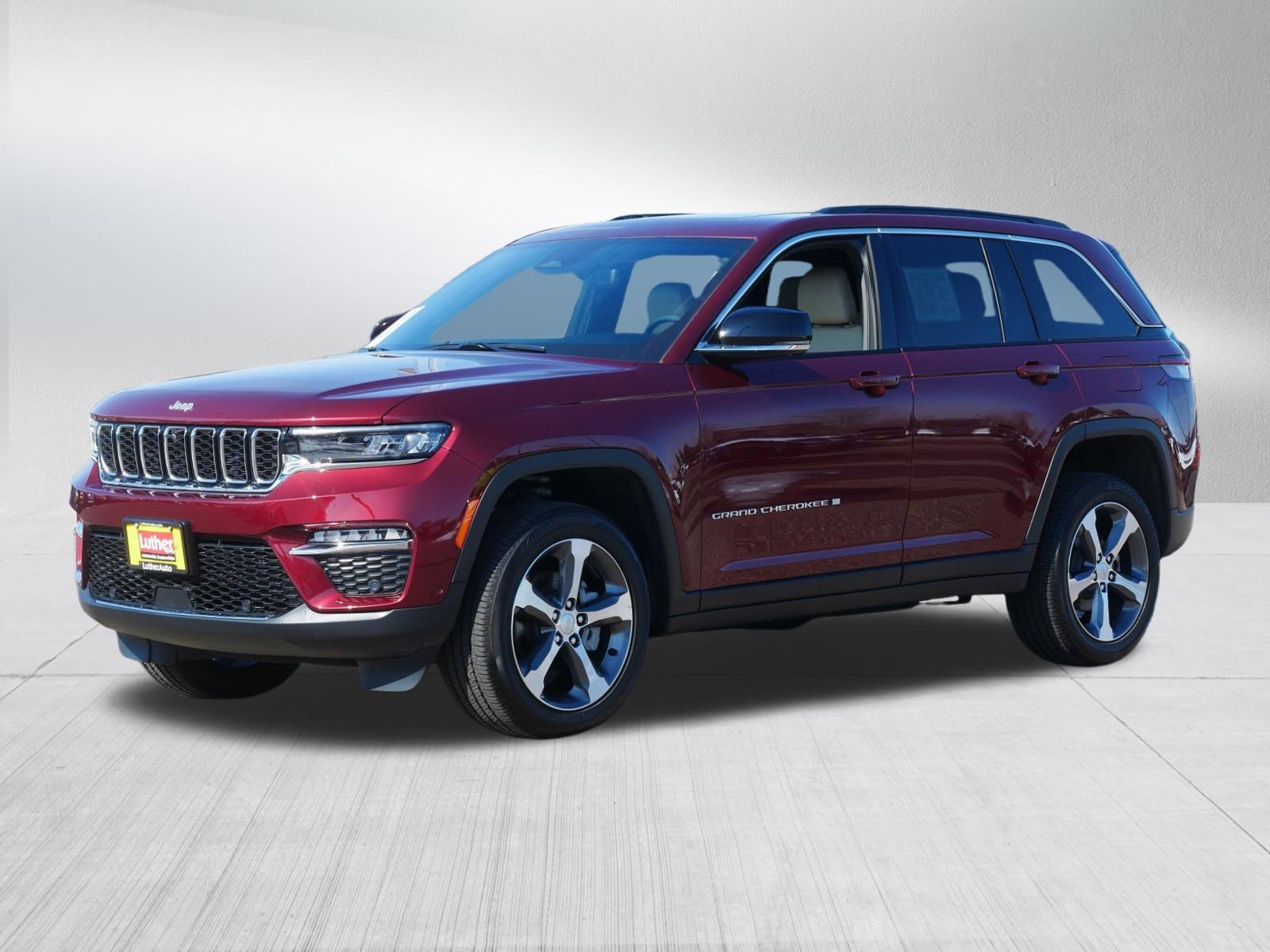 Used 2025 Jeep Grand Cherokee Limited w/ Luxury Tech Group II AWD/4WD image 3