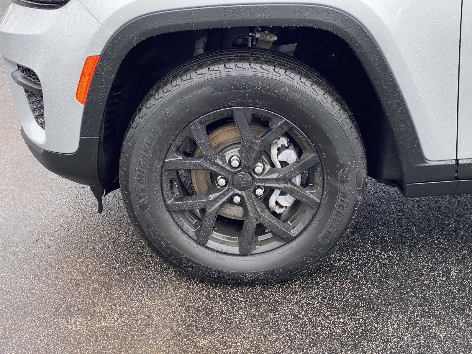 Certified 2024 Jeep Grand Cherokee Altitude image 35