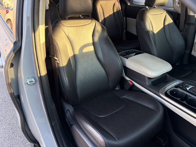 Certified 2024 Kia Carnival EX FWD image 28