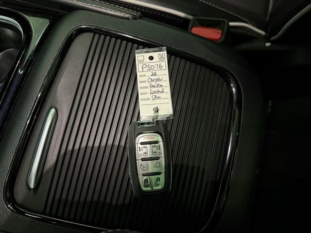Used 2025 Chrysler Pacifica Limited FWD image 24