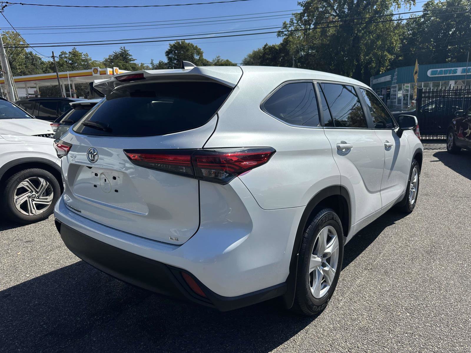 Used 2023 Toyota Highlander LE image 3
