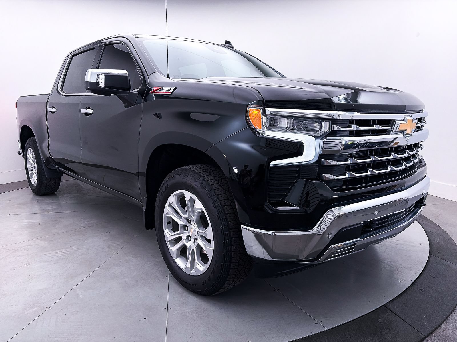 Used 2023 Chevrolet Silverado 1500 LTZ w/ LTZ Premium Package AWD/4WD image 12