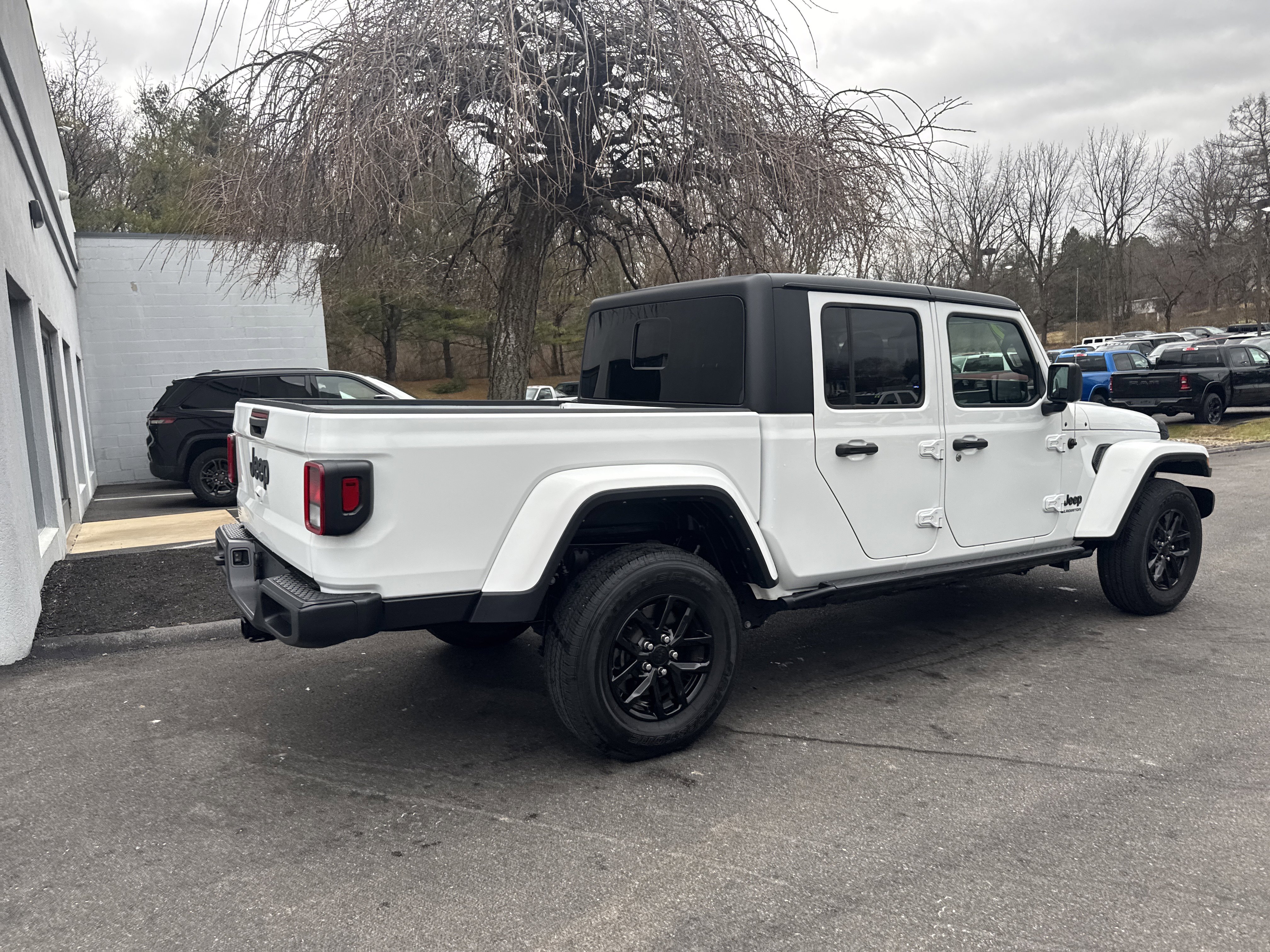 Used 2022 Jeep Gladiator Sport video 3
