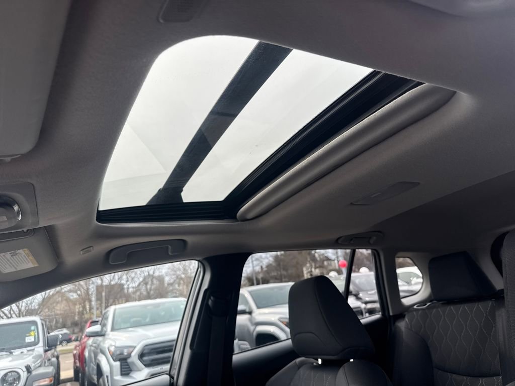 Used 2025 Toyota Corolla Cross LE w/ Moonroof Package image 16