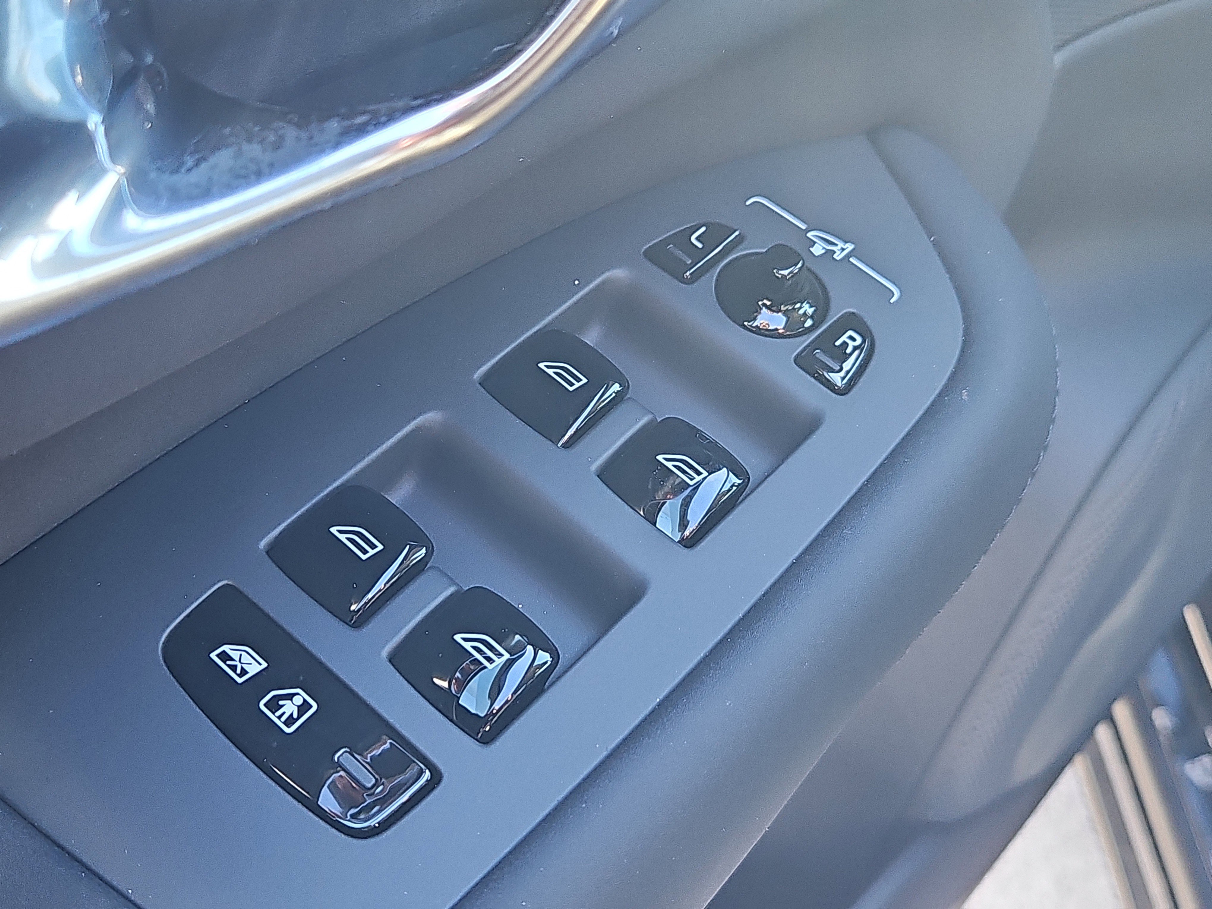 New 2026 Volvo XC90 B6 Plus w/ Protection Package Premier image 18