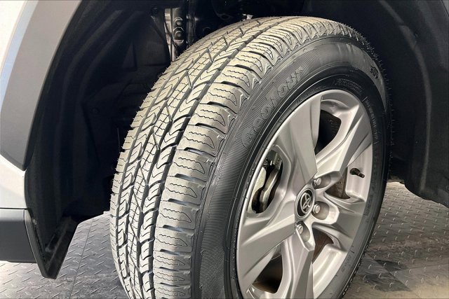 Used 2022 Toyota RAV4 XLE image 33