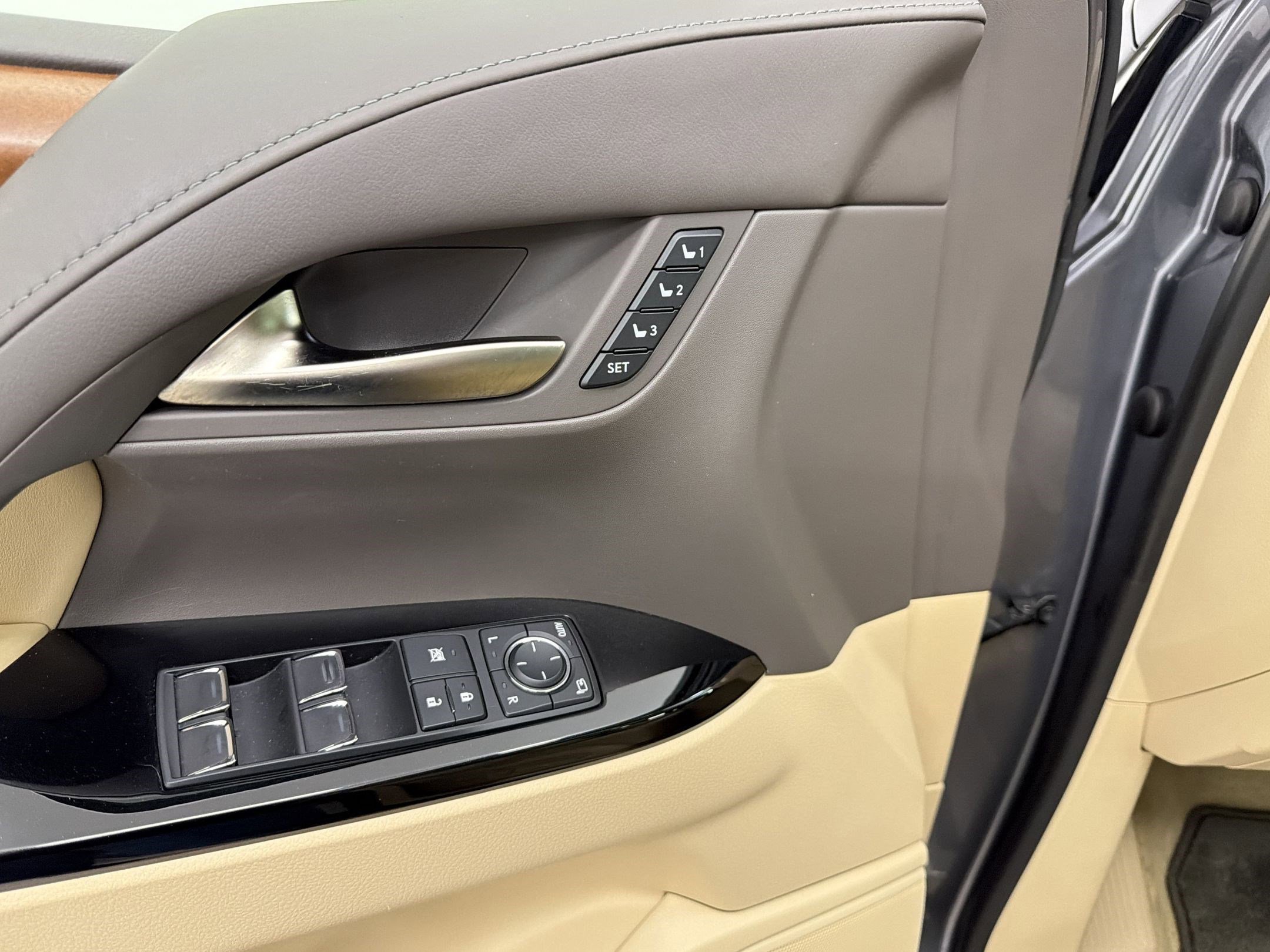 Used 2018 Lexus LX 570 4WD w/ Luxury Package image 31