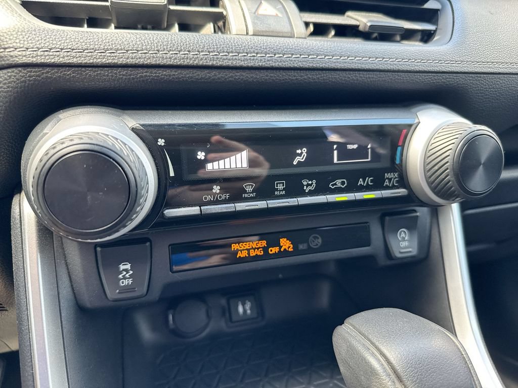 Used 2019 Toyota RAV4 LE AWD/4WD image 16
