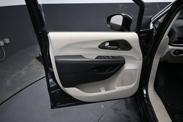Used 2024 Chrysler Pacifica Limited FWD image 16