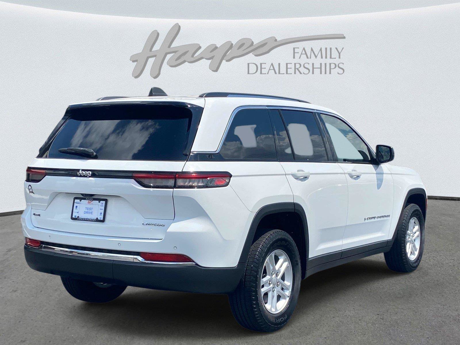 Used 2023 Jeep Grand Cherokee Laredo AWD/4WD image 3