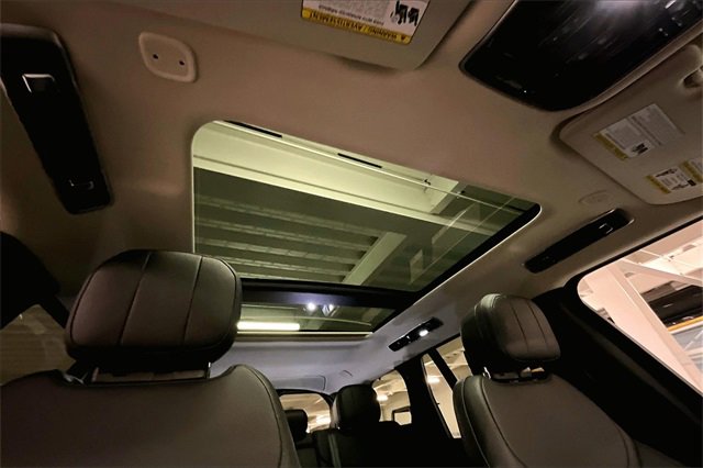 Certified 2025 Land Rover Range Rover SE image 30