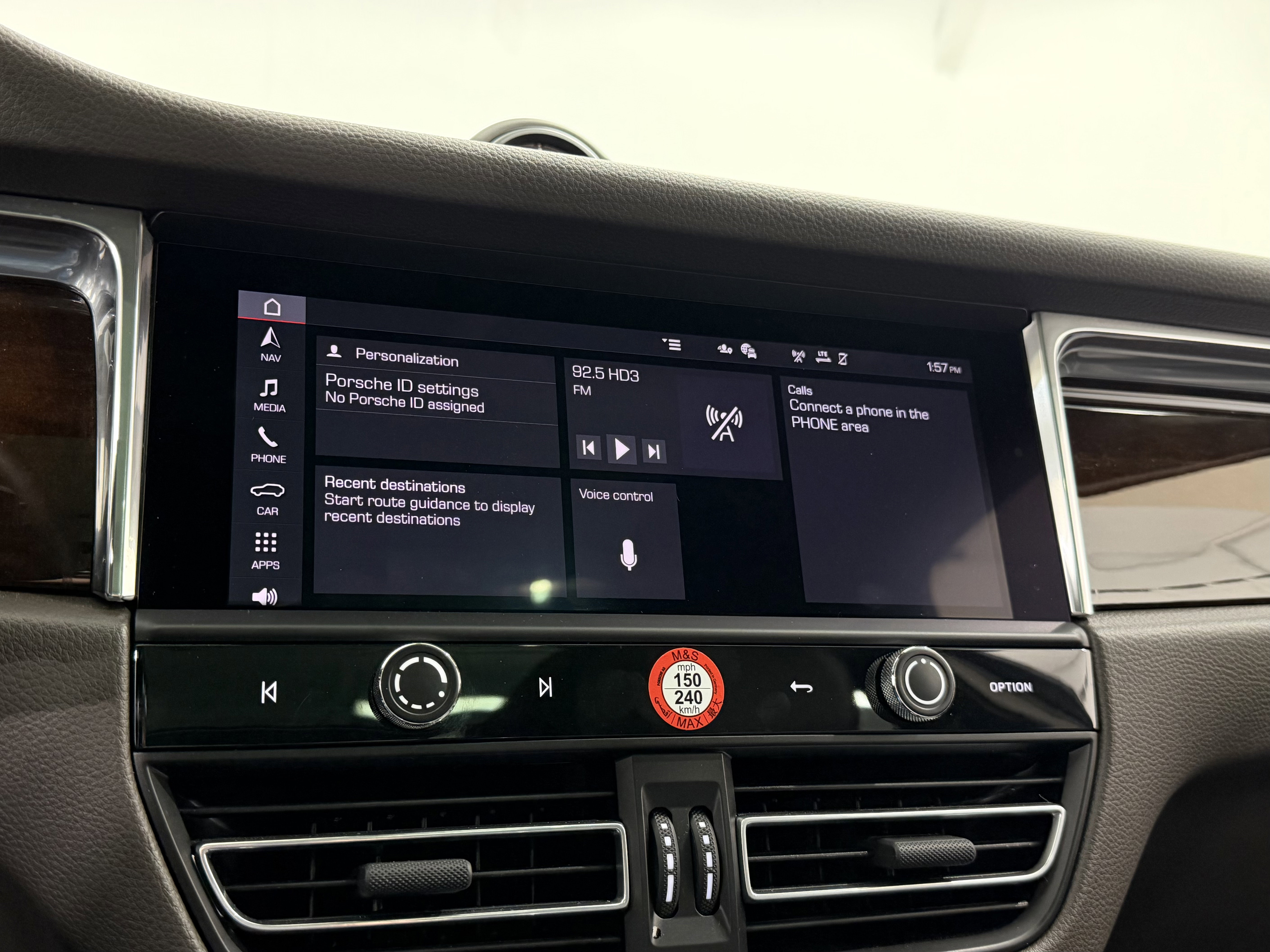 Certified 2025 Porsche Macan image 39