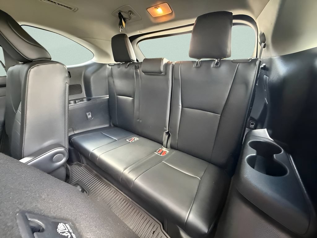 Used 2022 Toyota Highlander XLE AWD/4WD image 25