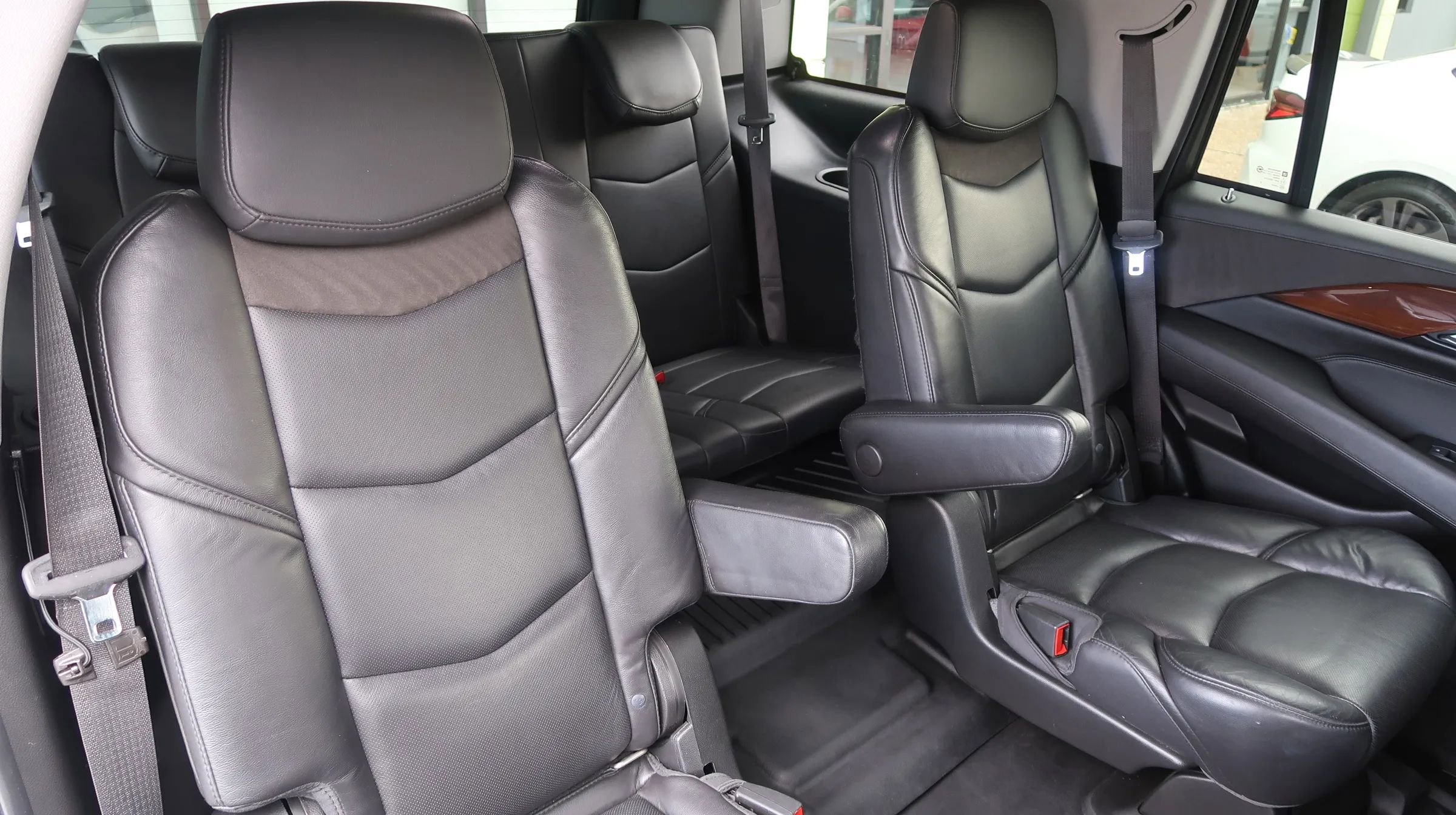 Used 2018 Cadillac Escalade Premium Luxury AWD/4WD image 26
