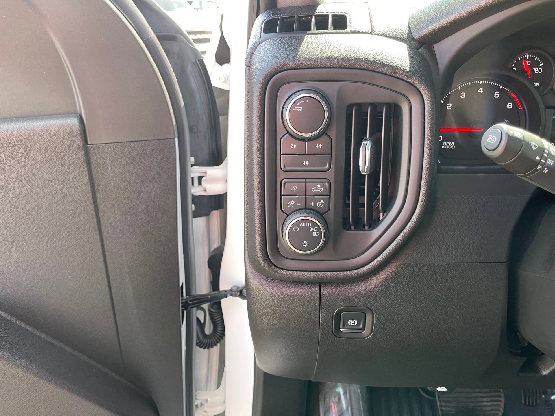 Used 2025 Chevrolet Silverado 2500 Custom w/ Custom Value Package image 15