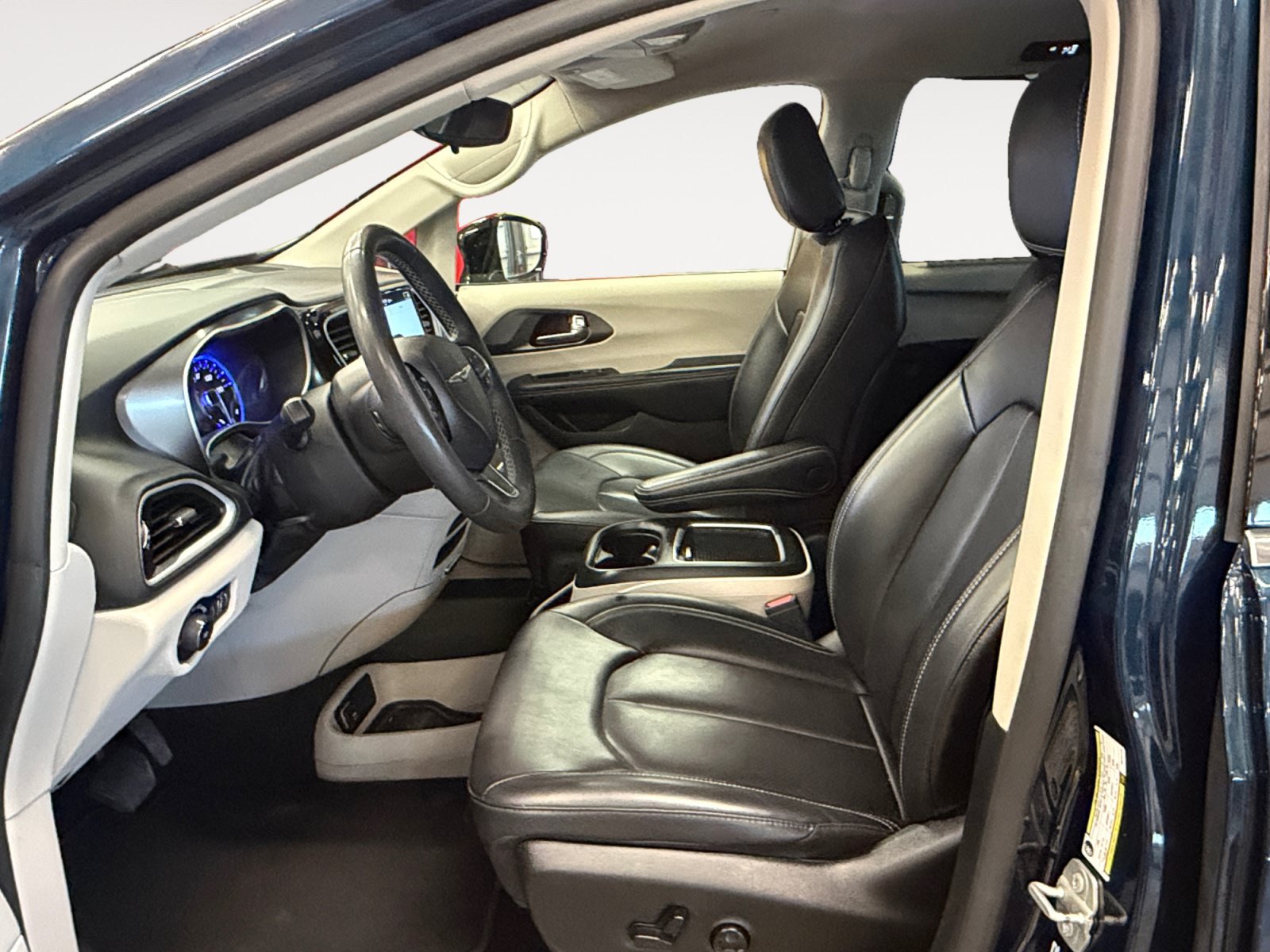 Used 2024 Chrysler Pacifica Touring-L FWD image 23