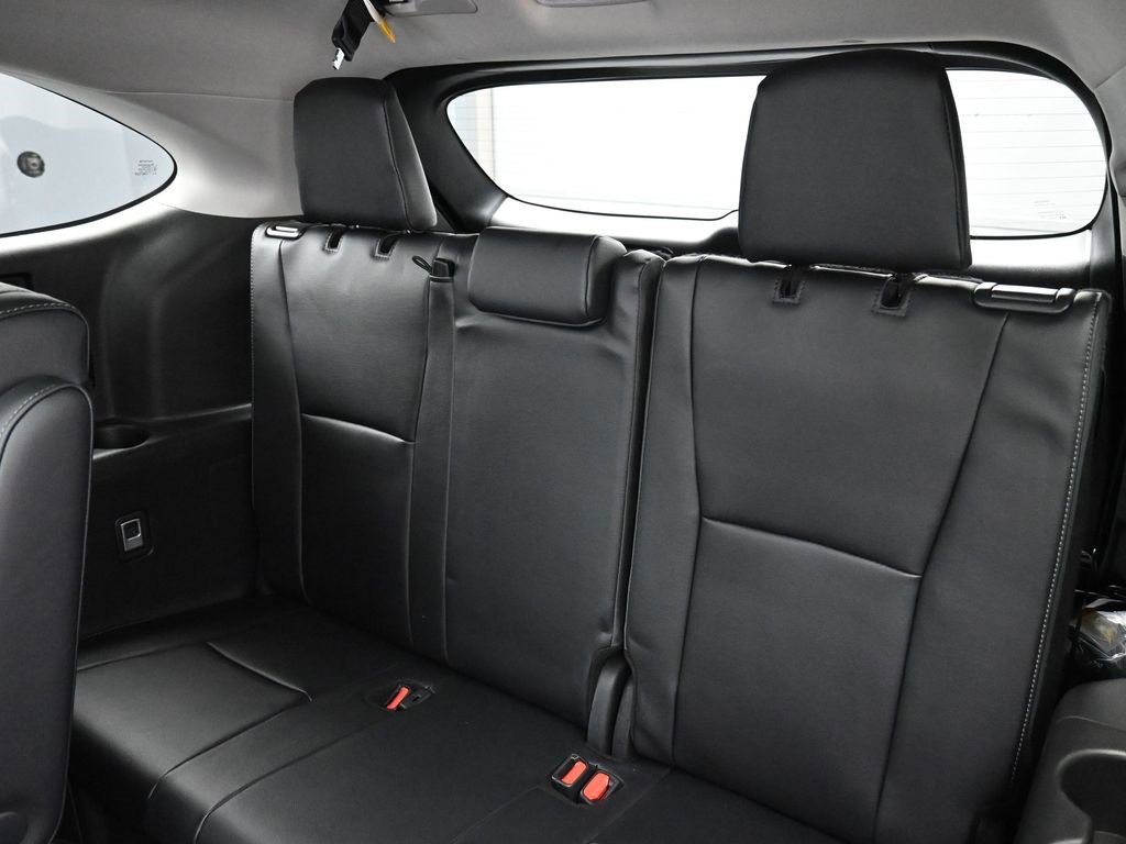 Certified 2025 Toyota Highlander Platinum image 32