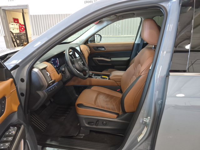 Certified 2025 Nissan Pathfinder Platinum FWD image 9