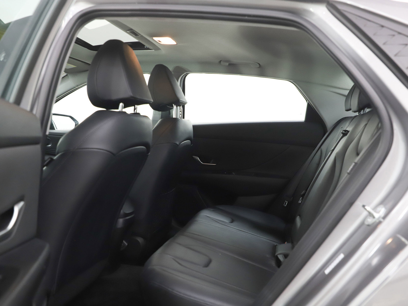 Used 2024 Hyundai Elantra Limited FWD image 16