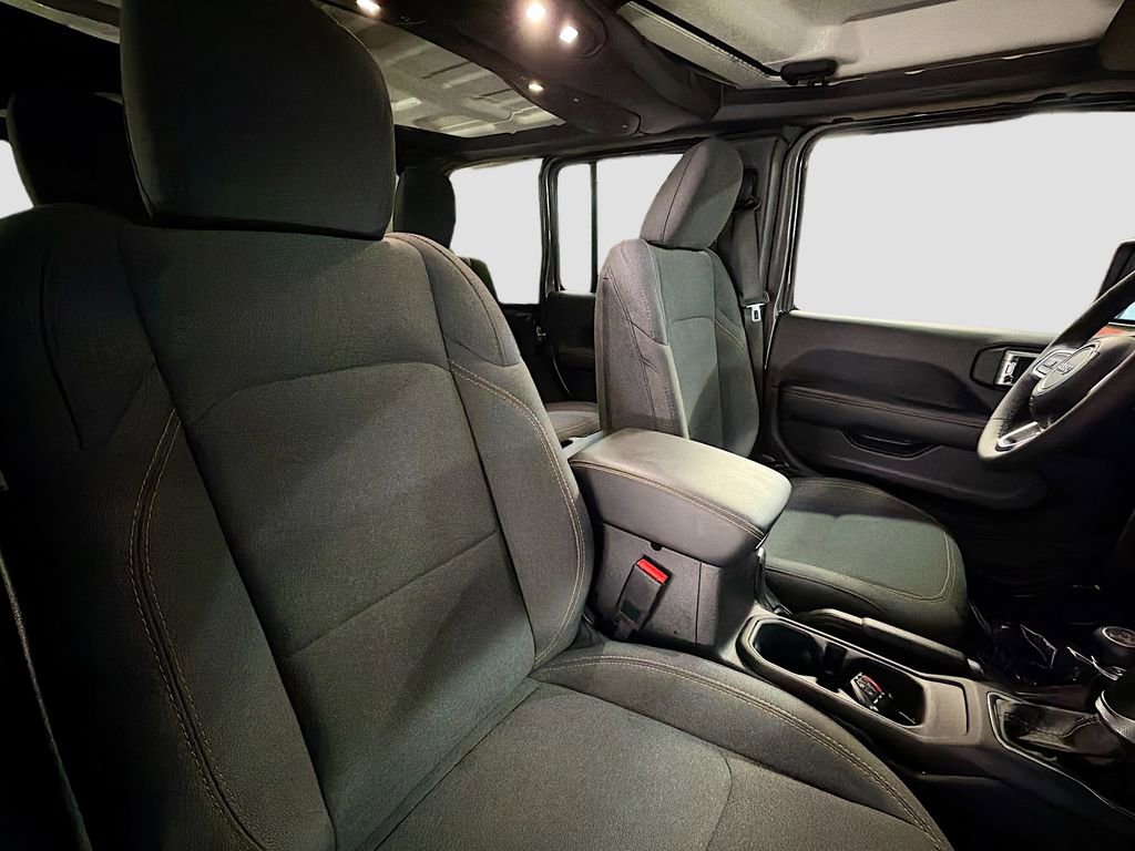 Used 2025 Jeep Wrangler Unlimited Sahara image 5