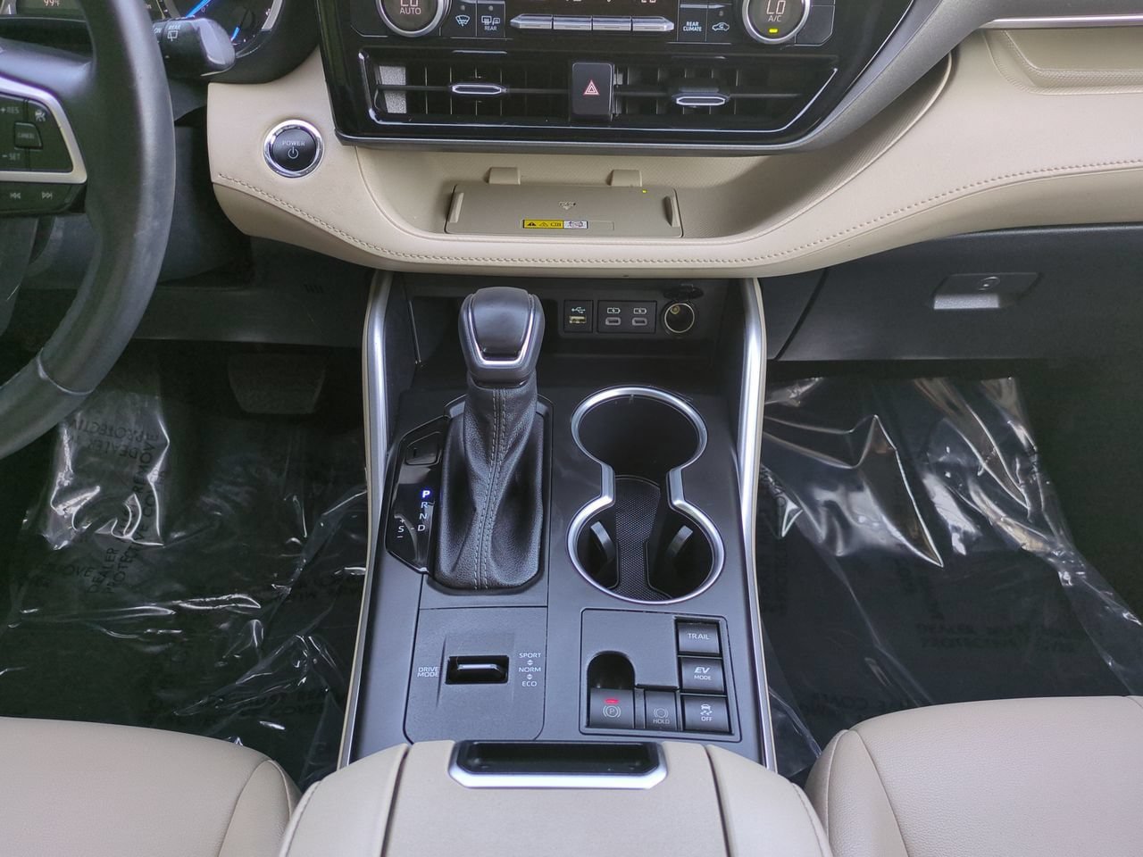 Used 2023 Toyota Highlander XLE AWD/4WD image 19