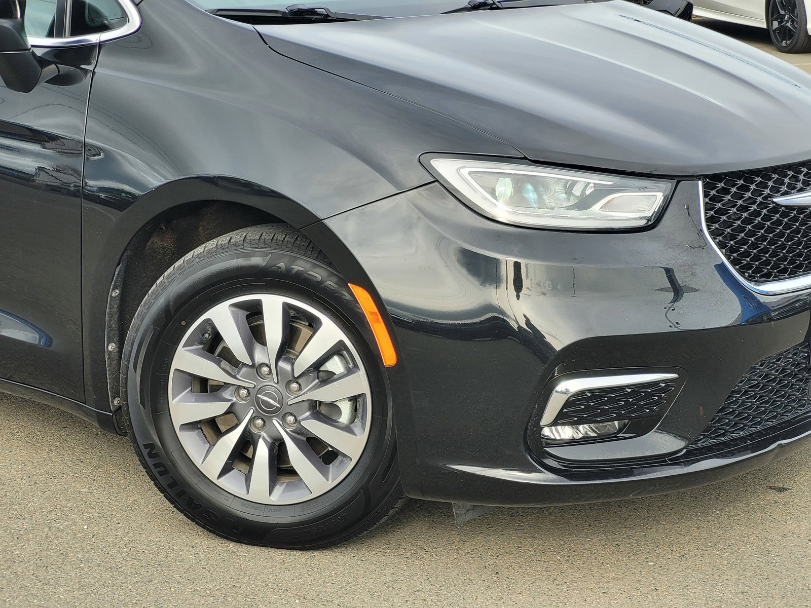 Used 2023 Chrysler Pacifica Touring-L image 3