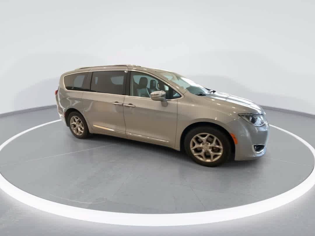 Used 2018 Chrysler Pacifica Limited FWD image 2