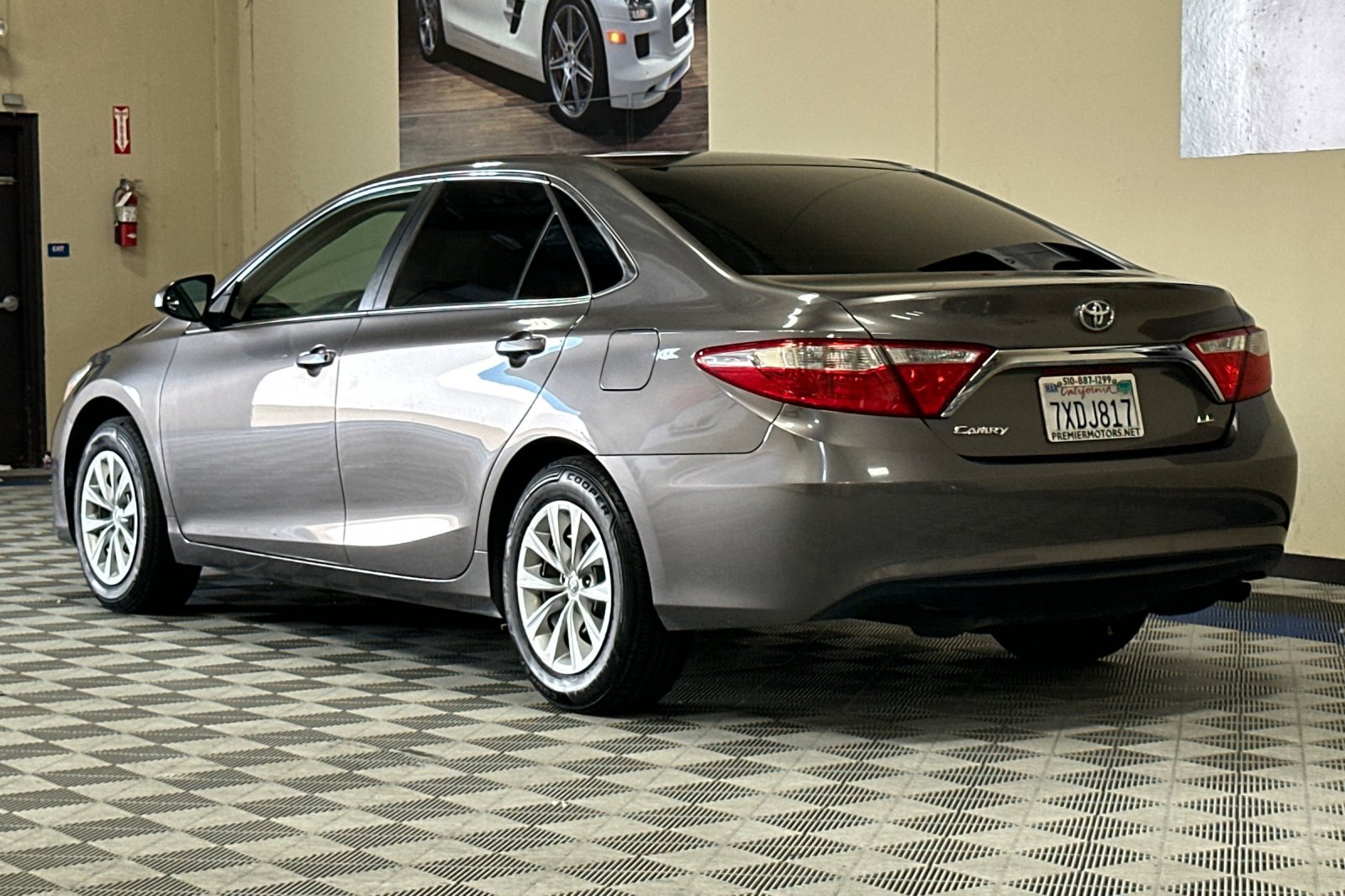 Used 2017 Toyota Camry LE FWD image 6