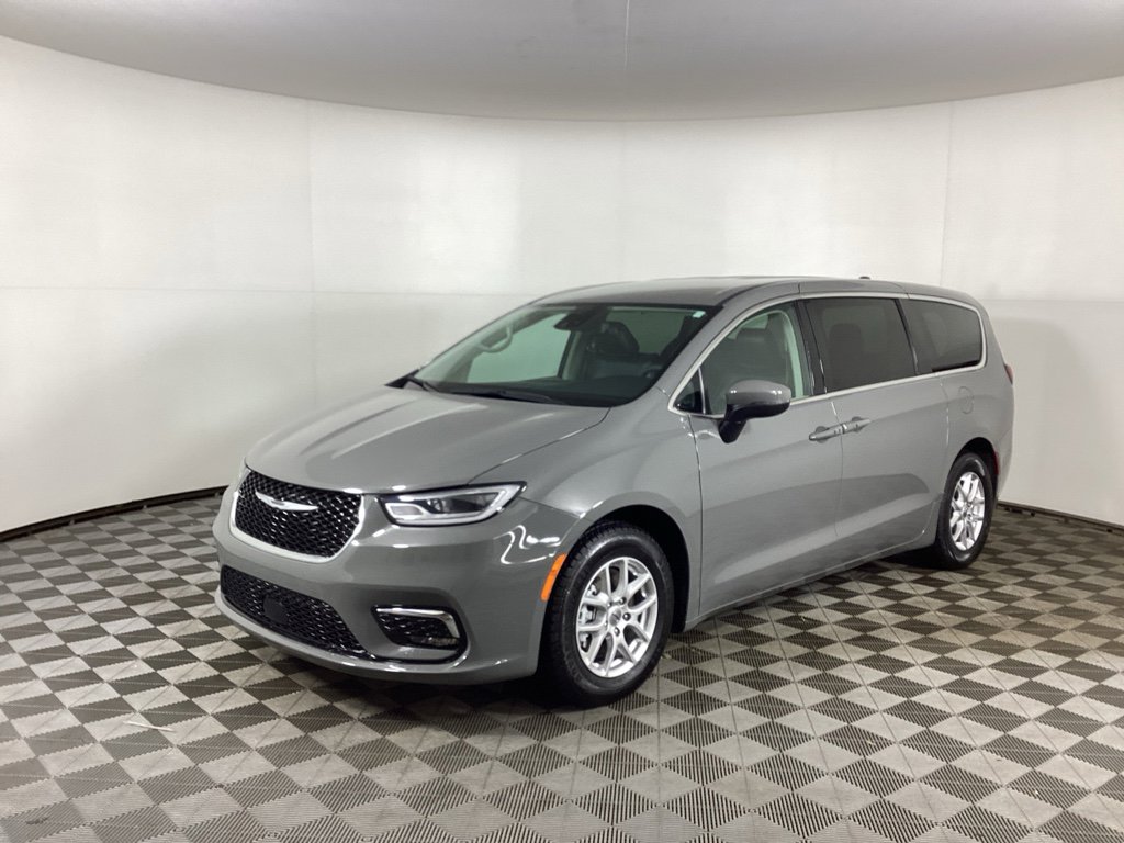 Used 2023 Chrysler Pacifica Touring-L image 5