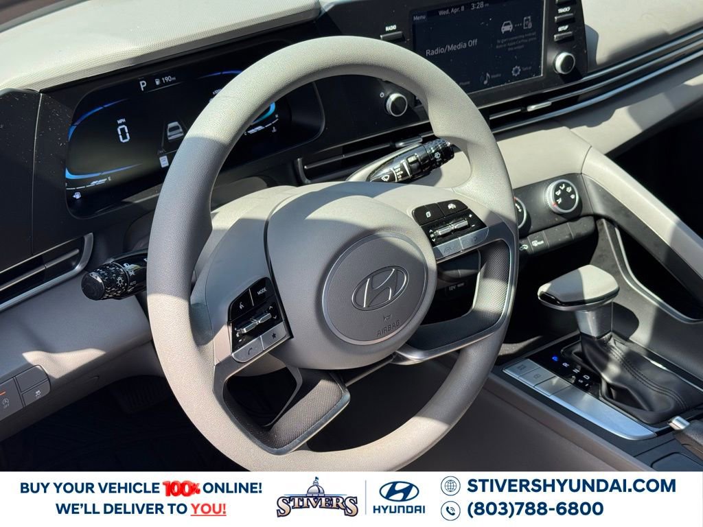 Used 2025 Hyundai Elantra SE image 17